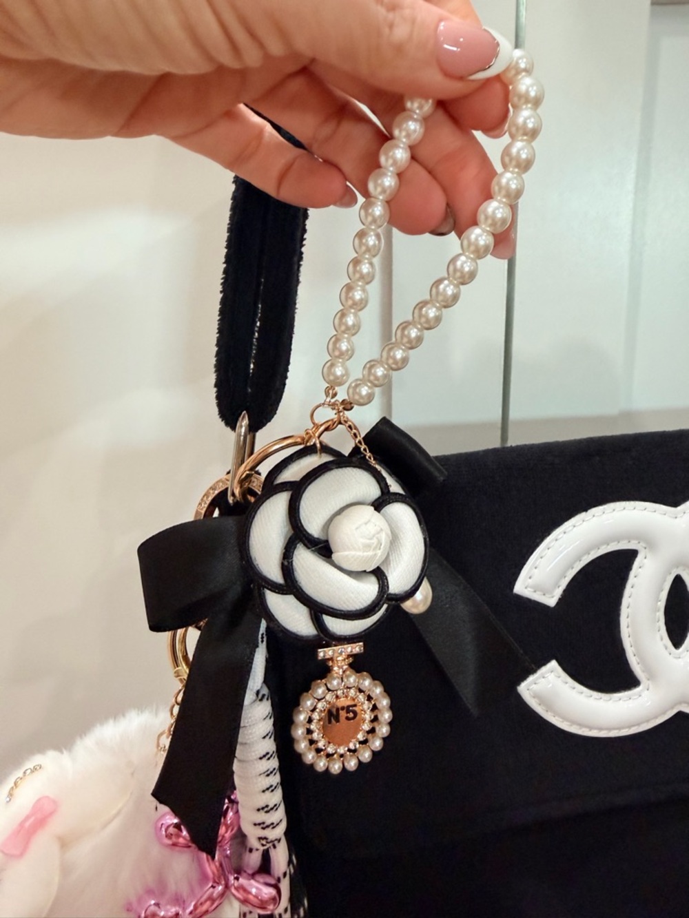 Precision Black c/ White CC Logo Bag, Novelty Keychain & Pink/Black Twilly - New - Picture 10 of 11